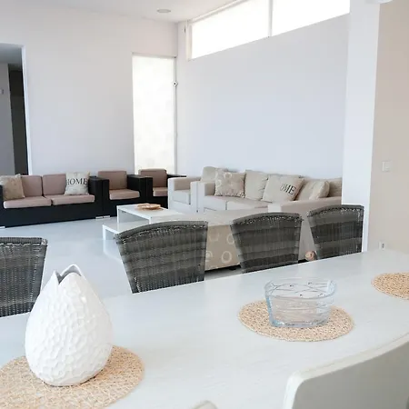 Villa 48 *
